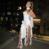 Fließendes, trägerloses Party-Midikleid mit Rüschen und Blumenbesatz und hohem Schlitz - Schwarz